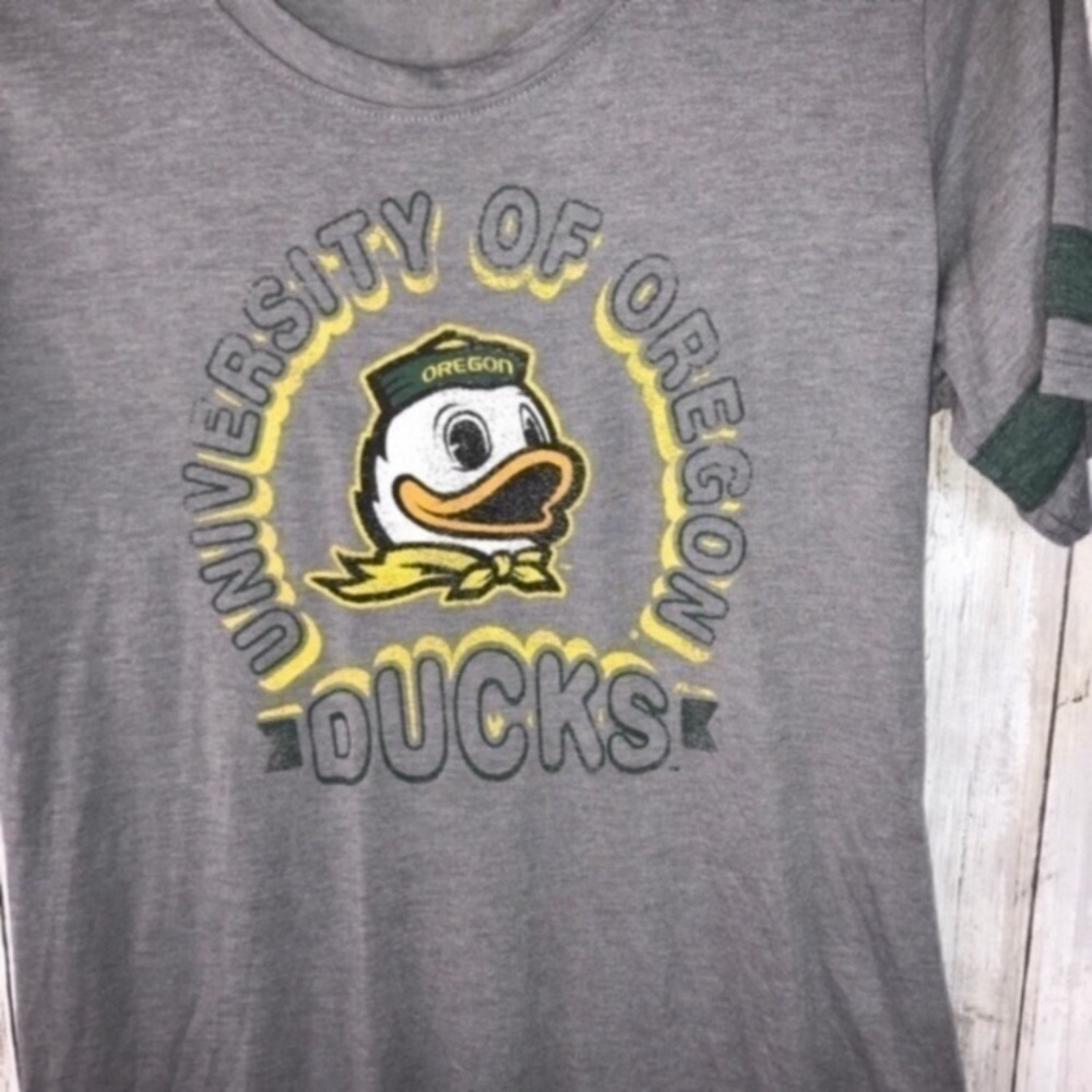 NCAA Oregon Ducks Gray Tee Women’s Medium - Picture 2 of 4